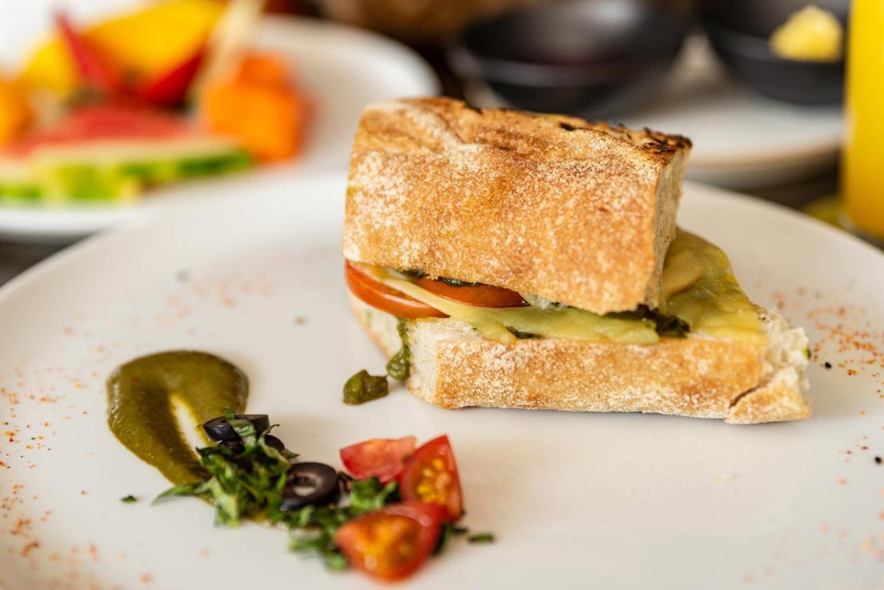 Hotel York Luxury Suites Medellin By Preferred Экстерьер фото A quiche with a crust of bread