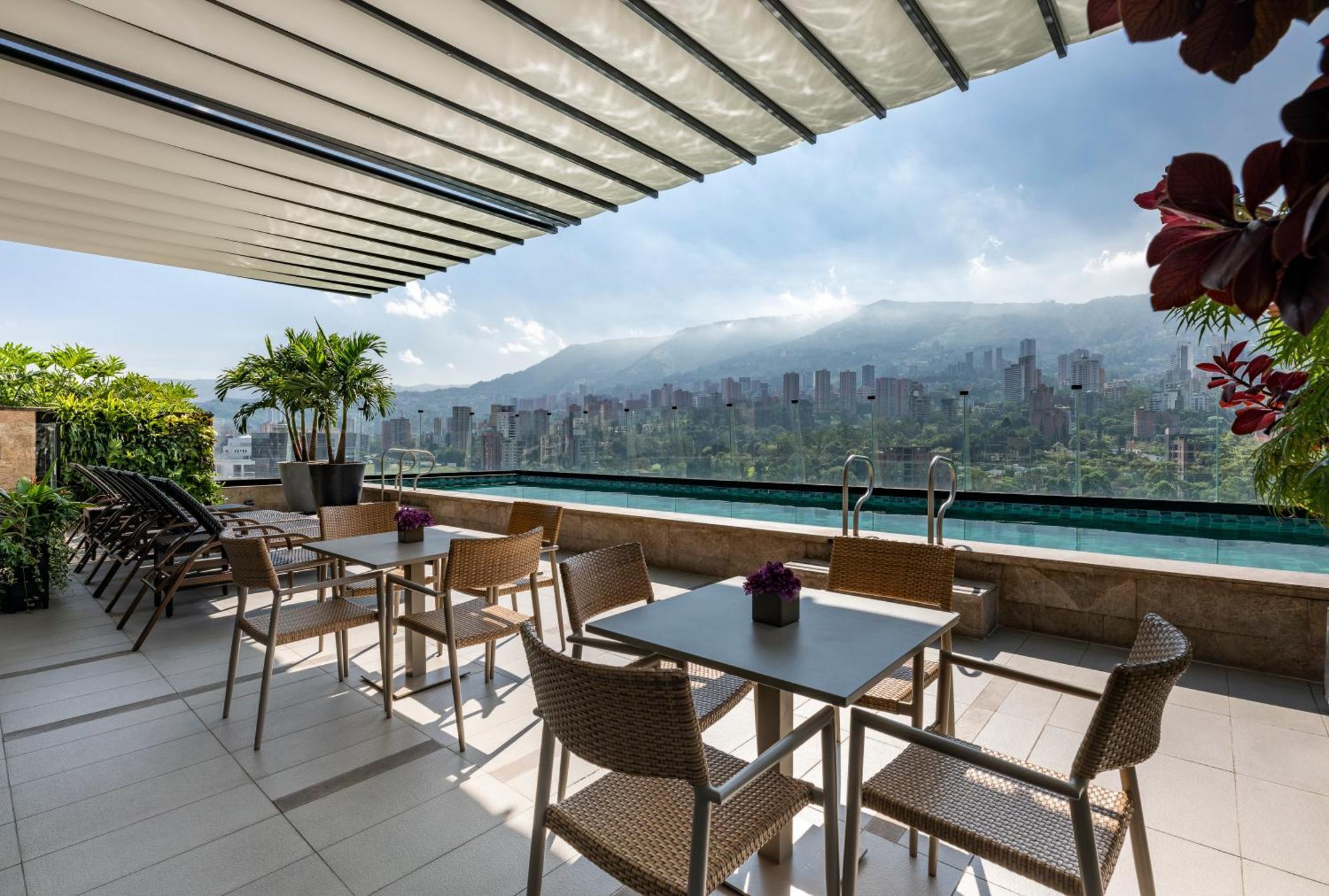 Hotel York Luxury Suites Medellin By Preferred Экстерьер фото The rooftop pool at the hotel