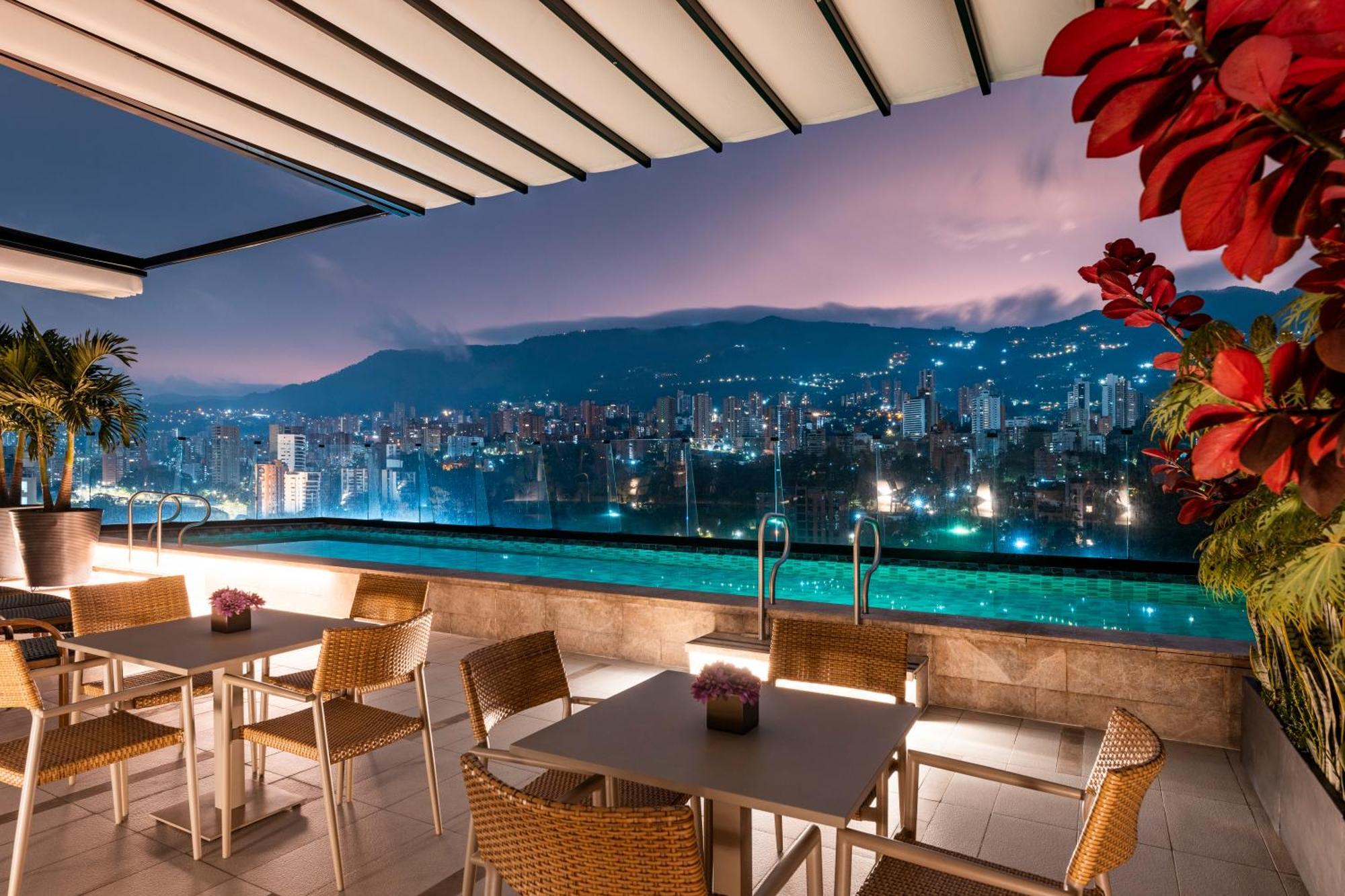 Hotel York Luxury Suites Medellin By Preferred Экстерьер фото The rooftop pool at the hotel