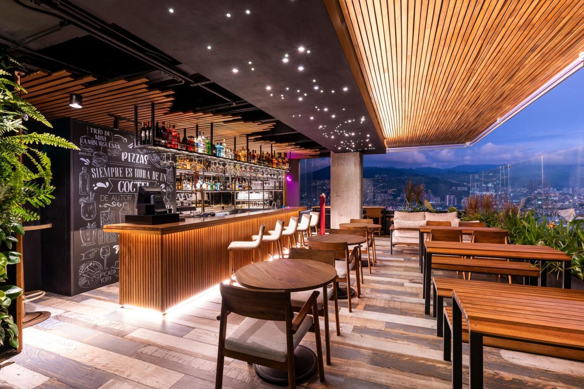 Hotel York Luxury Suites Medellin By Preferred Экстерьер фото The Peak Lounge