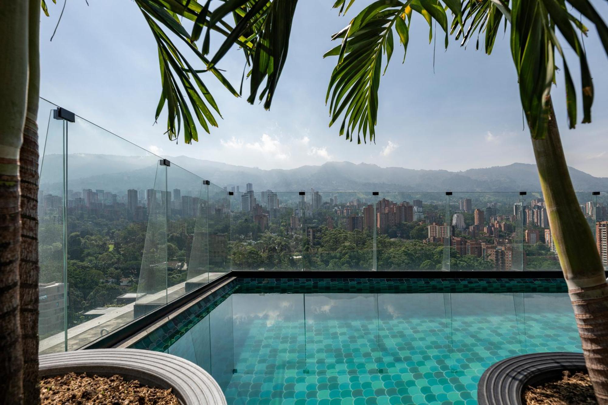 Hotel York Luxury Suites Medellin By Preferred Экстерьер фото View from the rooftop pool