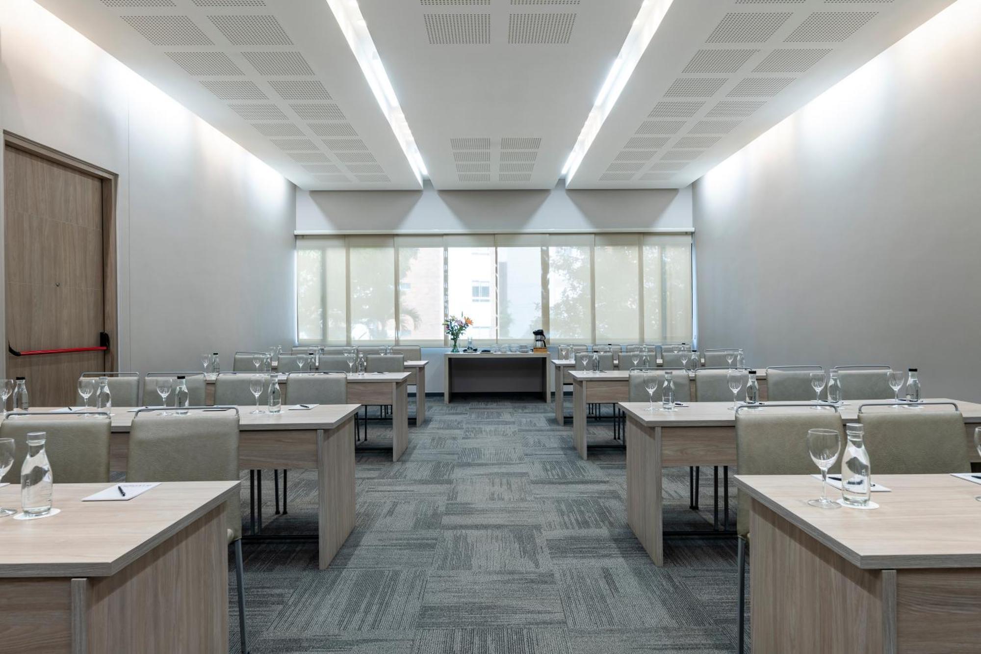 Hotel York Luxury Suites Medellin By Preferred Экстерьер фото Meeting room