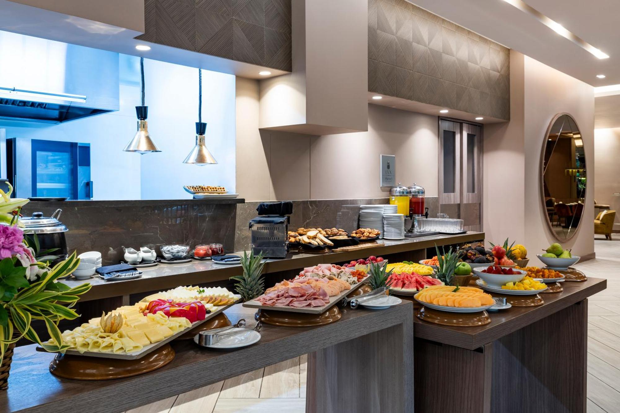 Hotel York Luxury Suites Medellin By Preferred Экстерьер фото A buffet at a hotel